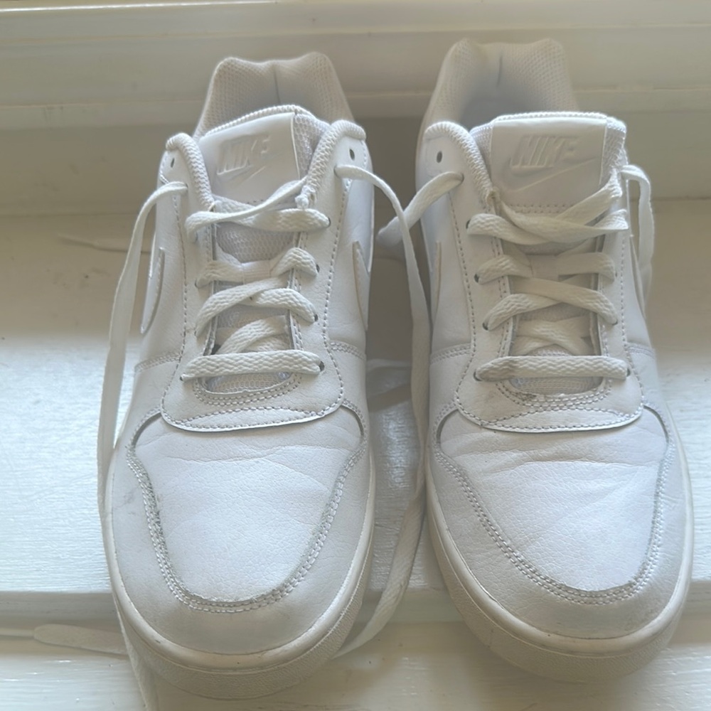 Nike White Sneakers Classic Minimalist Design - men’s size 9.5